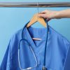 Jak wybrać odzież medyczną: poradnik dla lekarzy, pielęgniarek i kosmetologów