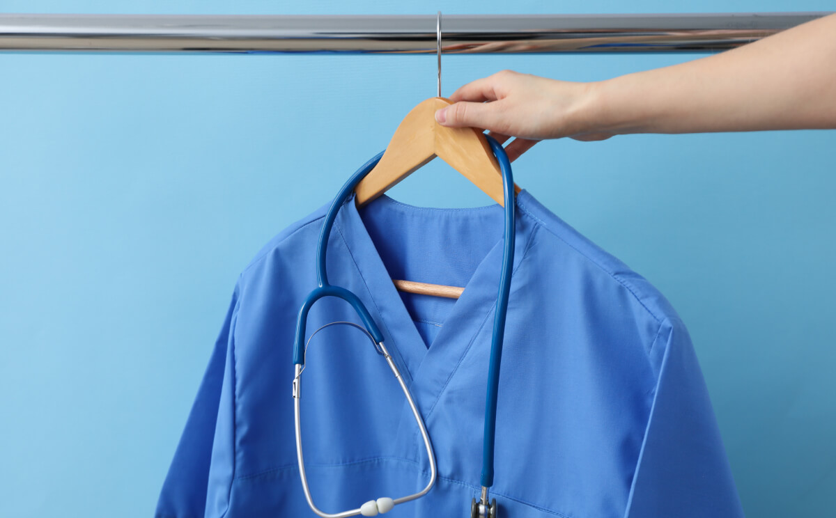 Jak wybrać odzież medyczną: poradnik dla lekarzy, pielęgniarek i kosmetologów