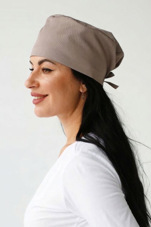 Klasyczna czapka medyczna z wiązaniami w kolorze mokka