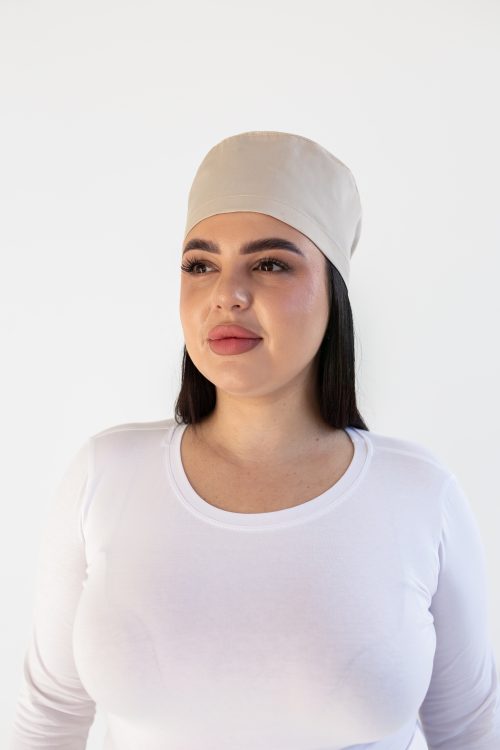 Klasyczna czapka medyczna z wiązaniami w kolorze kremowym