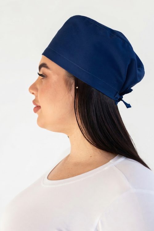 Klasyczna czapka medyczna z wiązaniami w kolorze niebieskim
